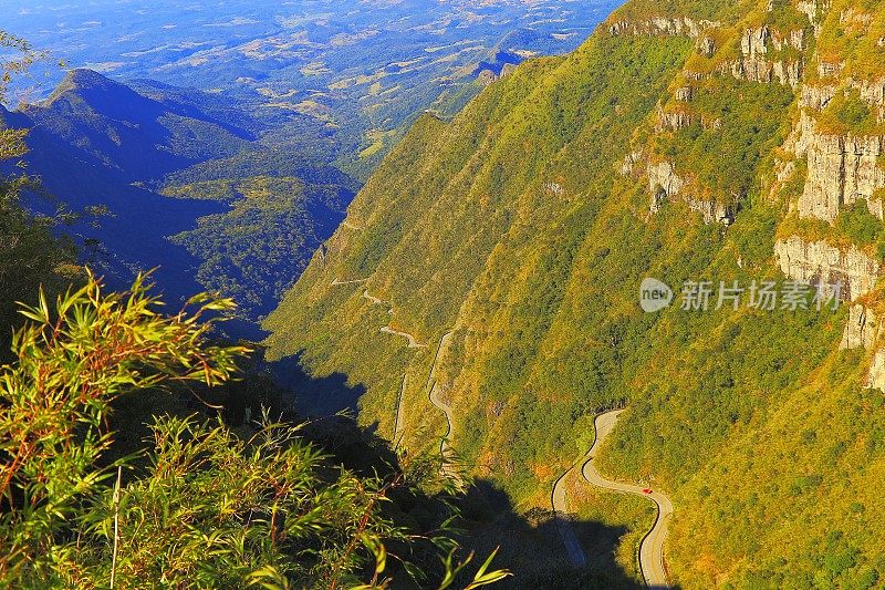 在令人印象深刻的Serra do里约热内卢do Rastro山路通行证-圣卡塔琳娜州-巴西南部田园诗般的风景